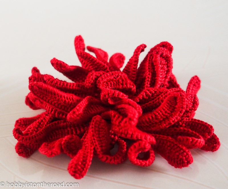 Crochet chrysanthemum flower - red