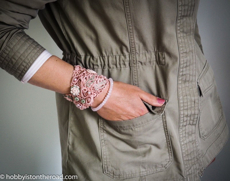 crochet choker collar as a bracelet