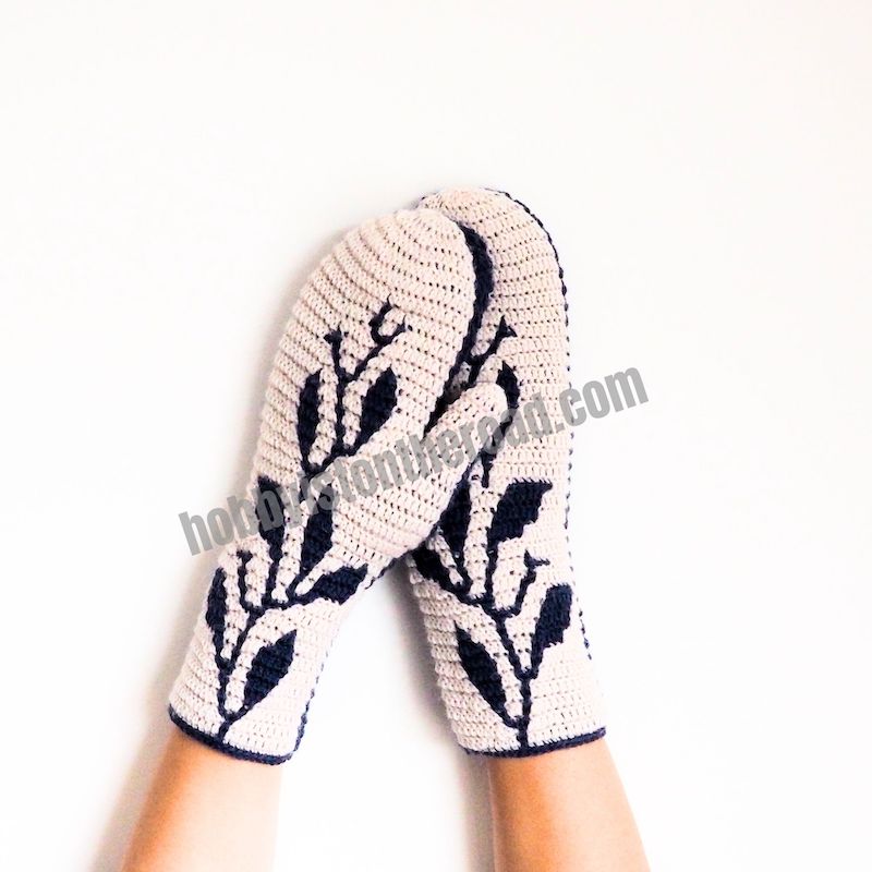 Frosted Leaves Mittens a mosaic crochet pattern